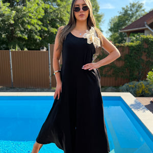 Ella fekete overál