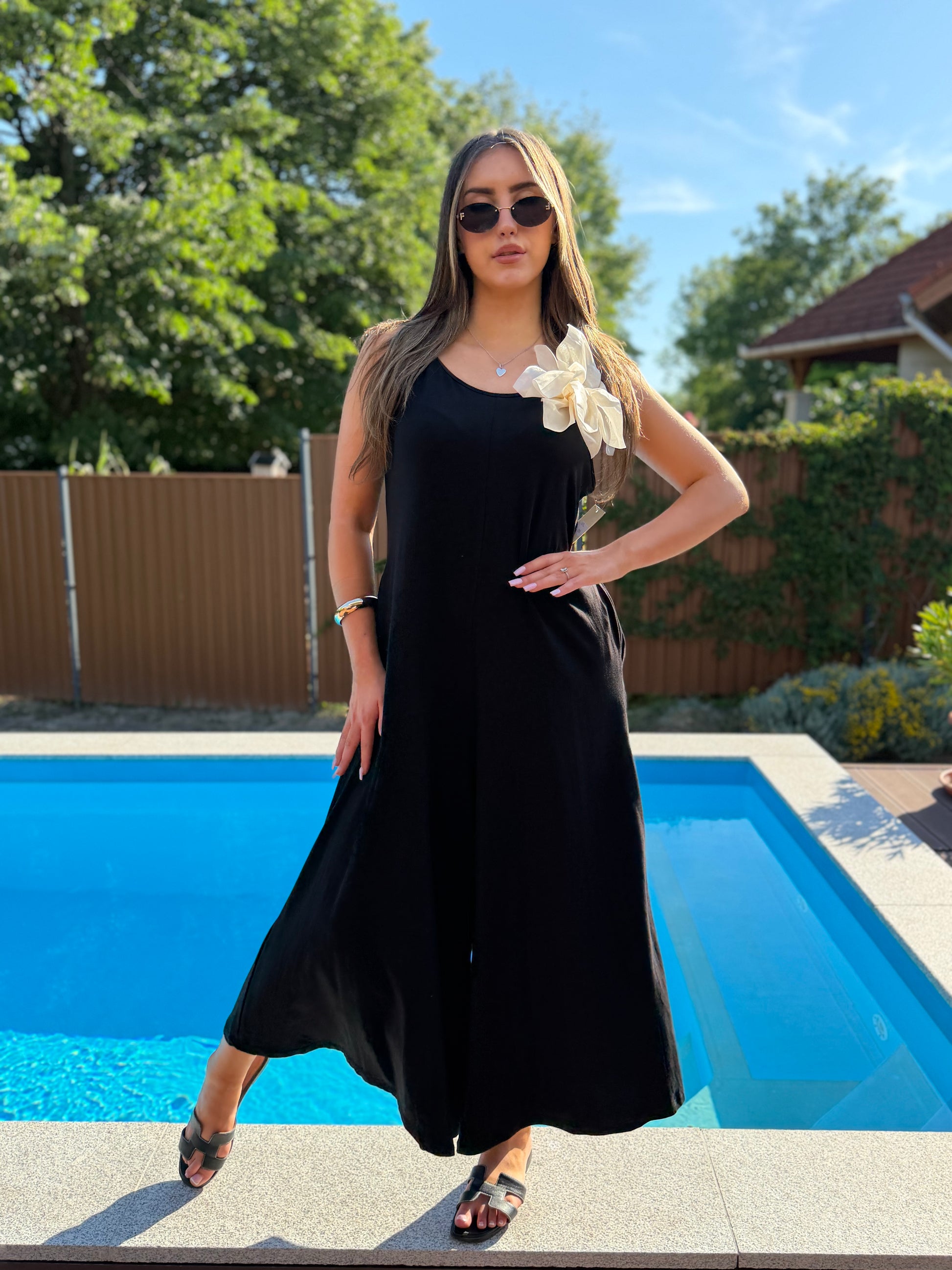 Ella fekete overál