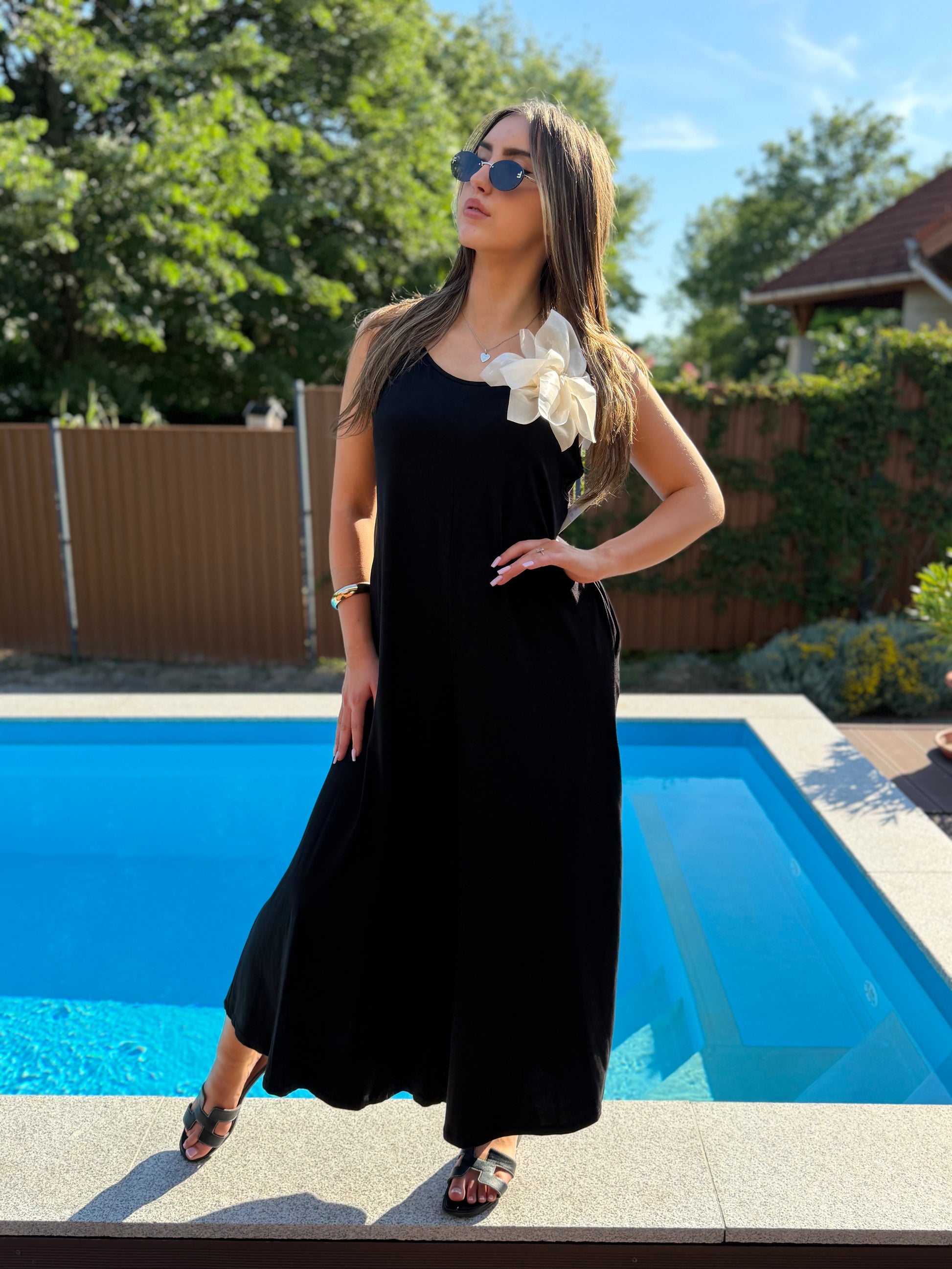 Ella fekete overál