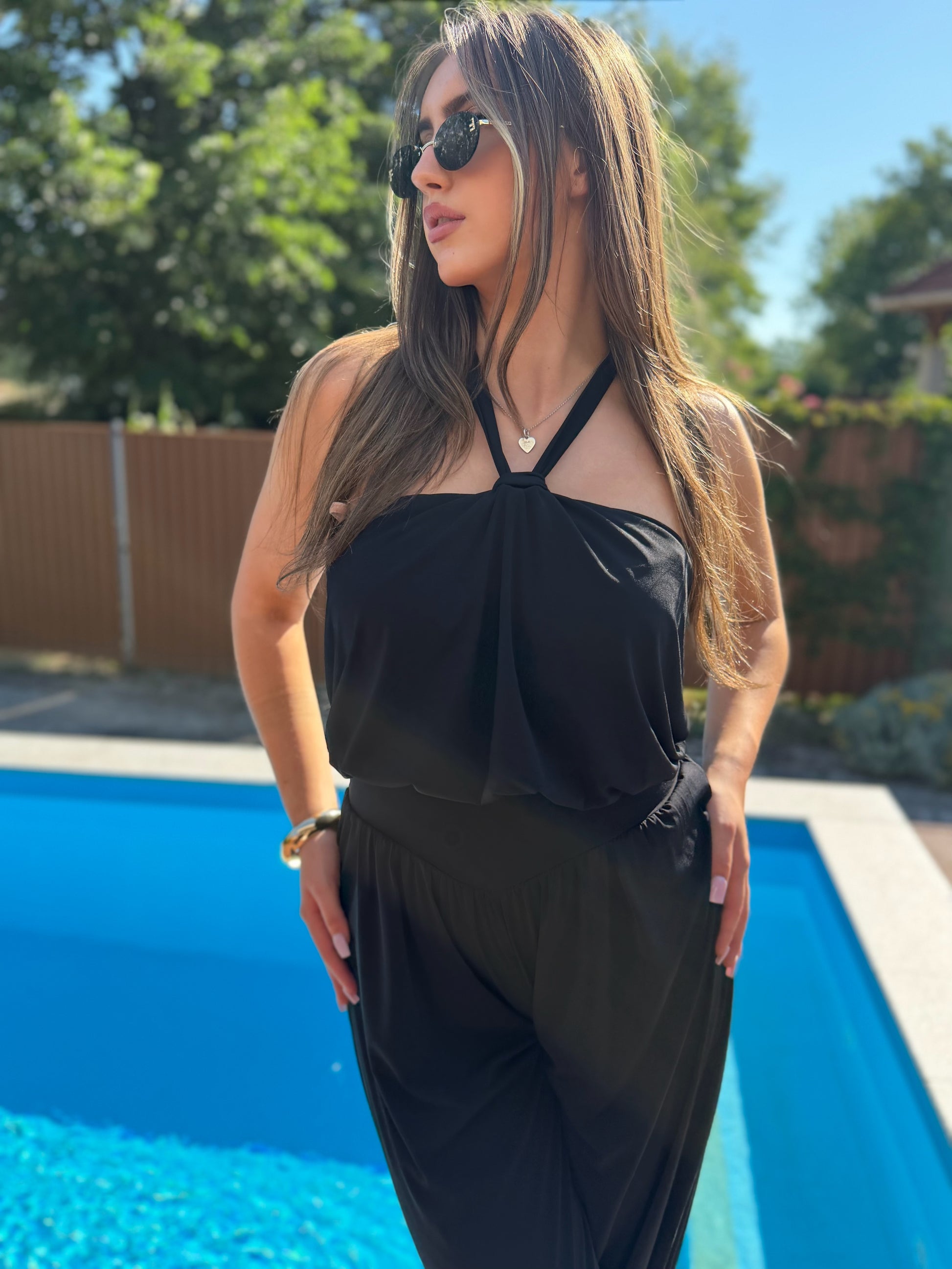 Lara fekete overál