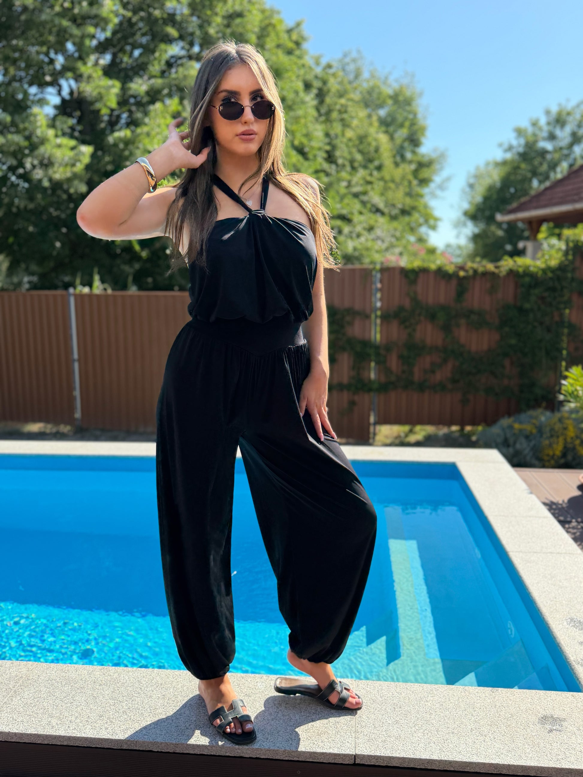 Lara fekete overál